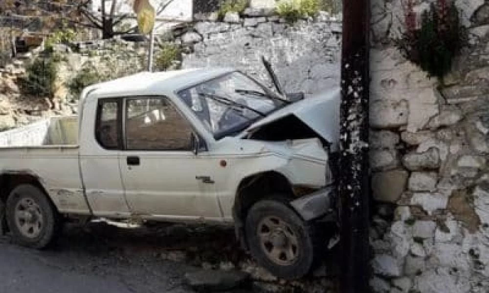 Σοκ: Σφοδρή σύγκρουση αυτοκινήτου σε προστατευτικές μπάρες